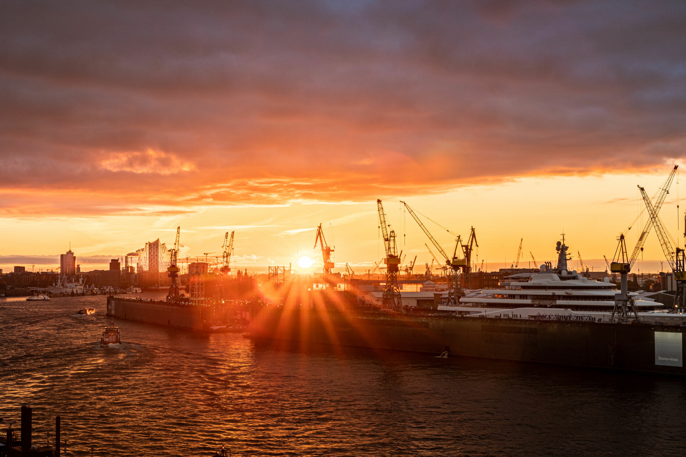 Bild mit Wasser, Wolken, Sonnenaufgang, Schiffe, Häfen, Stadtbild, Skyline, Hamburg