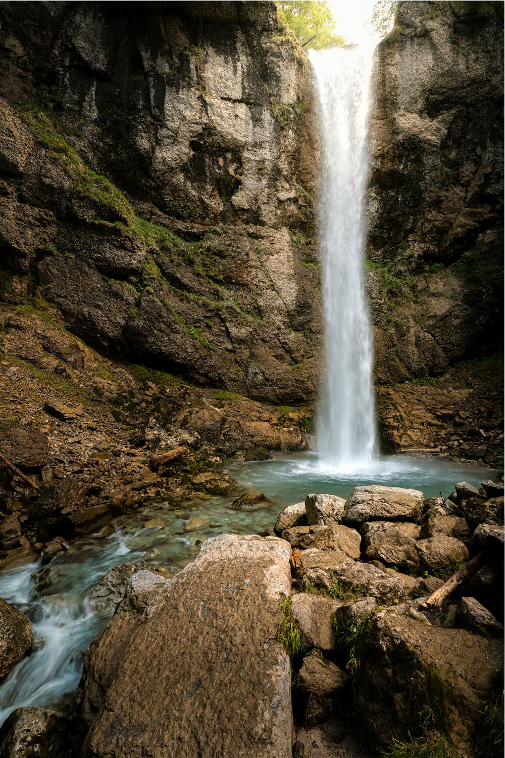 Bild mit Wasser, Felsen, Landschaft, Steine, türkises Wasser, Wasserfall, Schweiz