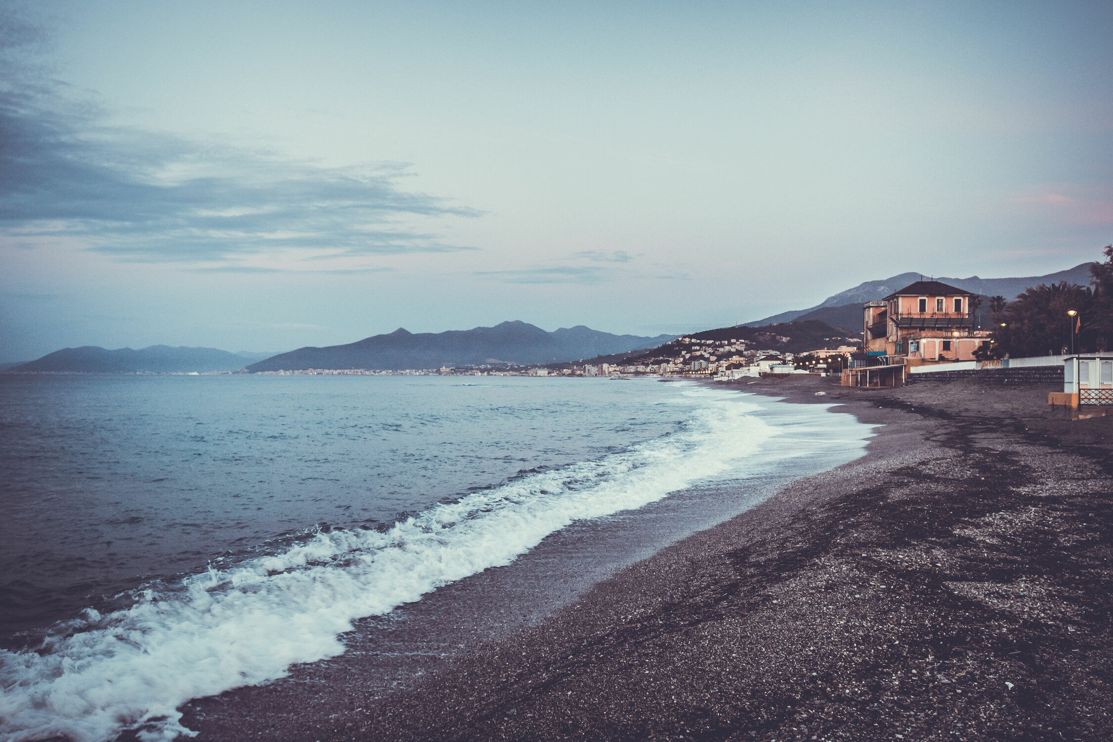 Bild mit Italien, Strand, Strandblick, Meerblick, Meer, Landschaft, Nature, Meerpanorama, Wasserblick, Hausamstrand