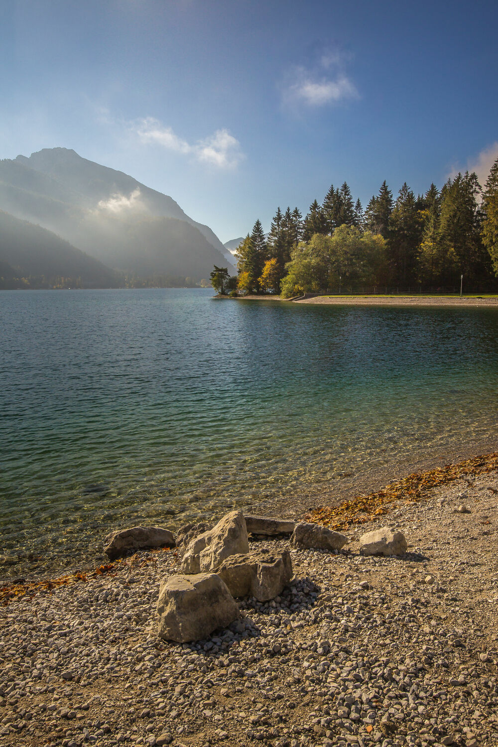 Bild mit Berge, Alpen, Steine, Waldrand, Seeblick, Bergsee, Herbststimmung, Herbstidylle, Achensee, klares Wasser
