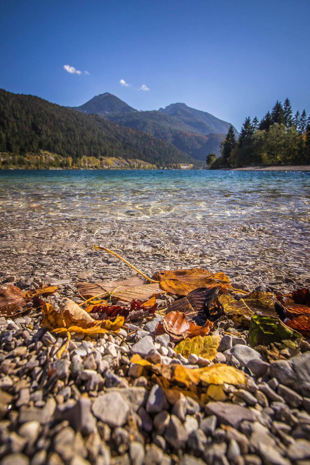 Bild mit Berge, Herbst, Blätter, Steine, Seeblick, Blauer Himmel, Herbstblätter, Herbststimmung, Steine im Wasser, klares Wasser