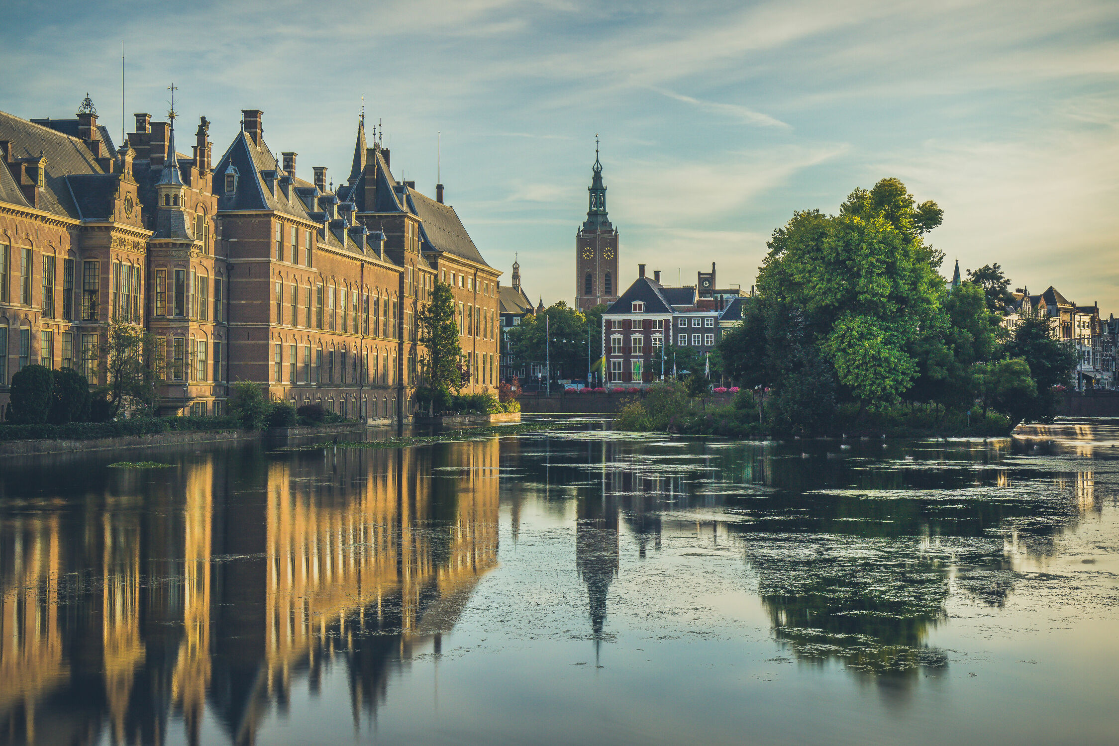 Bild mit historische Altstadt, Wasserblick, Historische Gebäude, Stadtbild, Stadt Impressionen, Städtereisen, Wasserspiegelung, cityscape, Den Haag