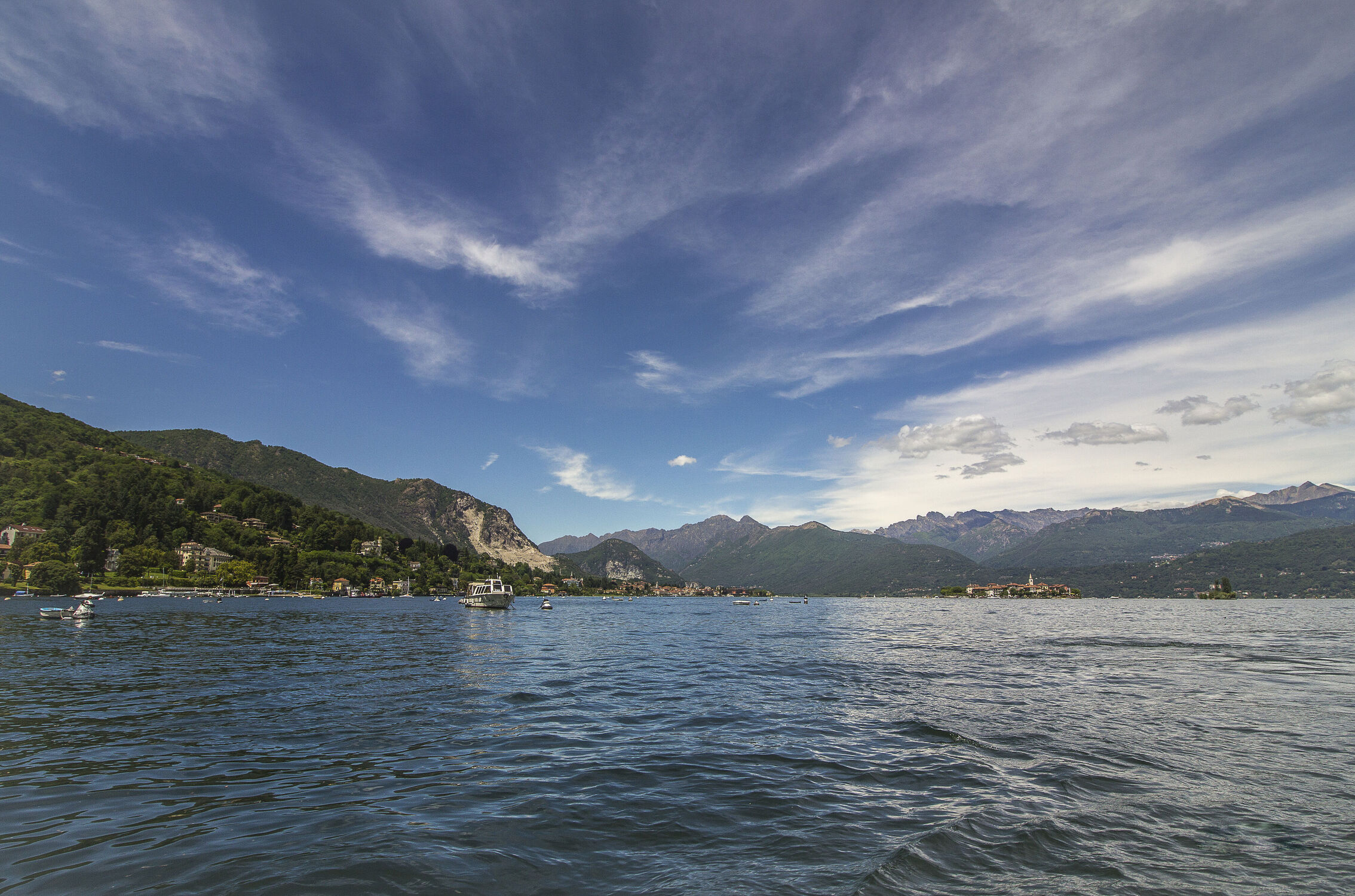 Bild mit Wasser, Italien, Wolkenhimmel, Seeblick, Himmelsblick, Seelandschaft, Landschaften & Natur, Wasserlandschaften