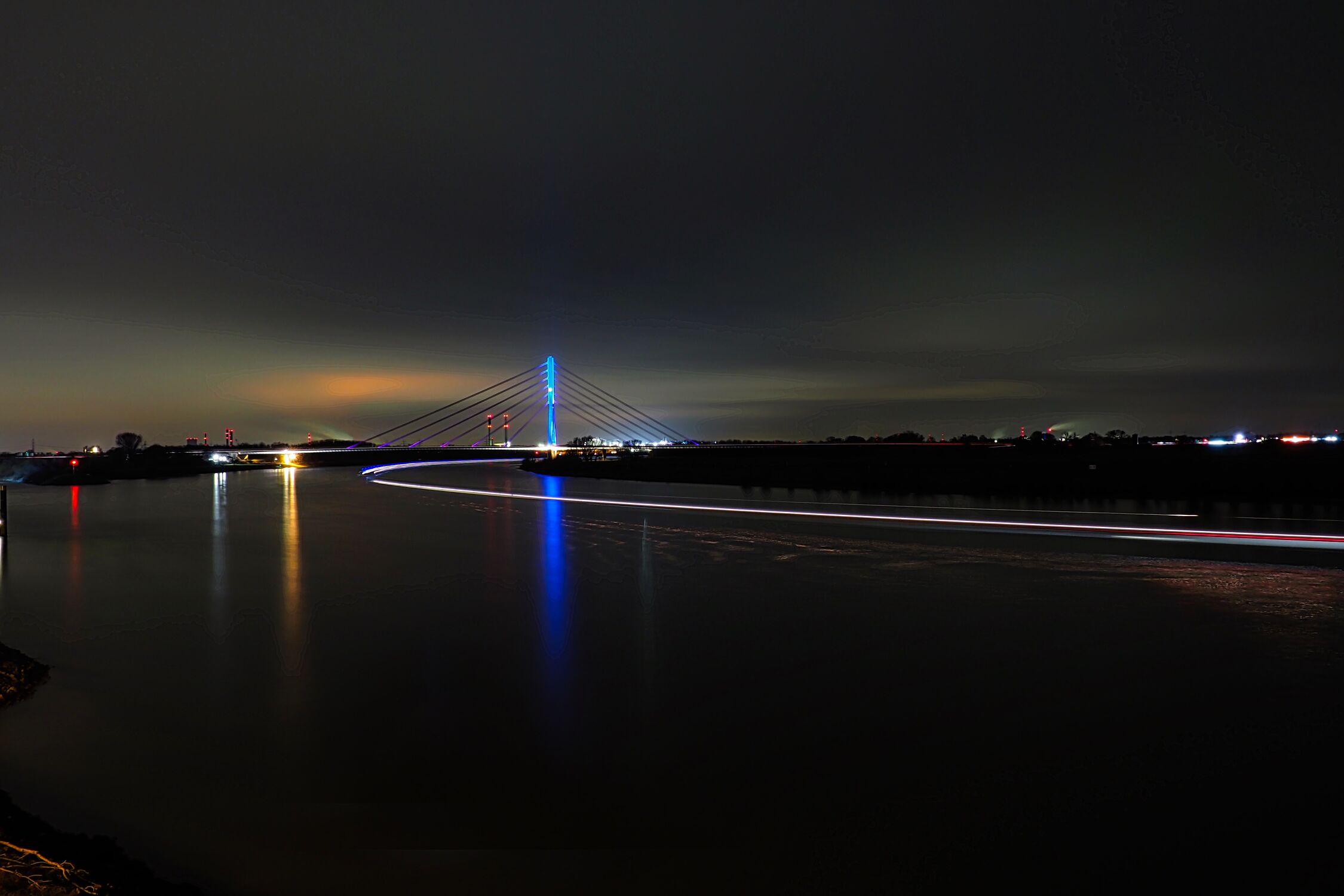 Bild mit Blau, Brücken und Bögen, Brücke, Nacht, Beleuchtung, beleuchtet, Wesel