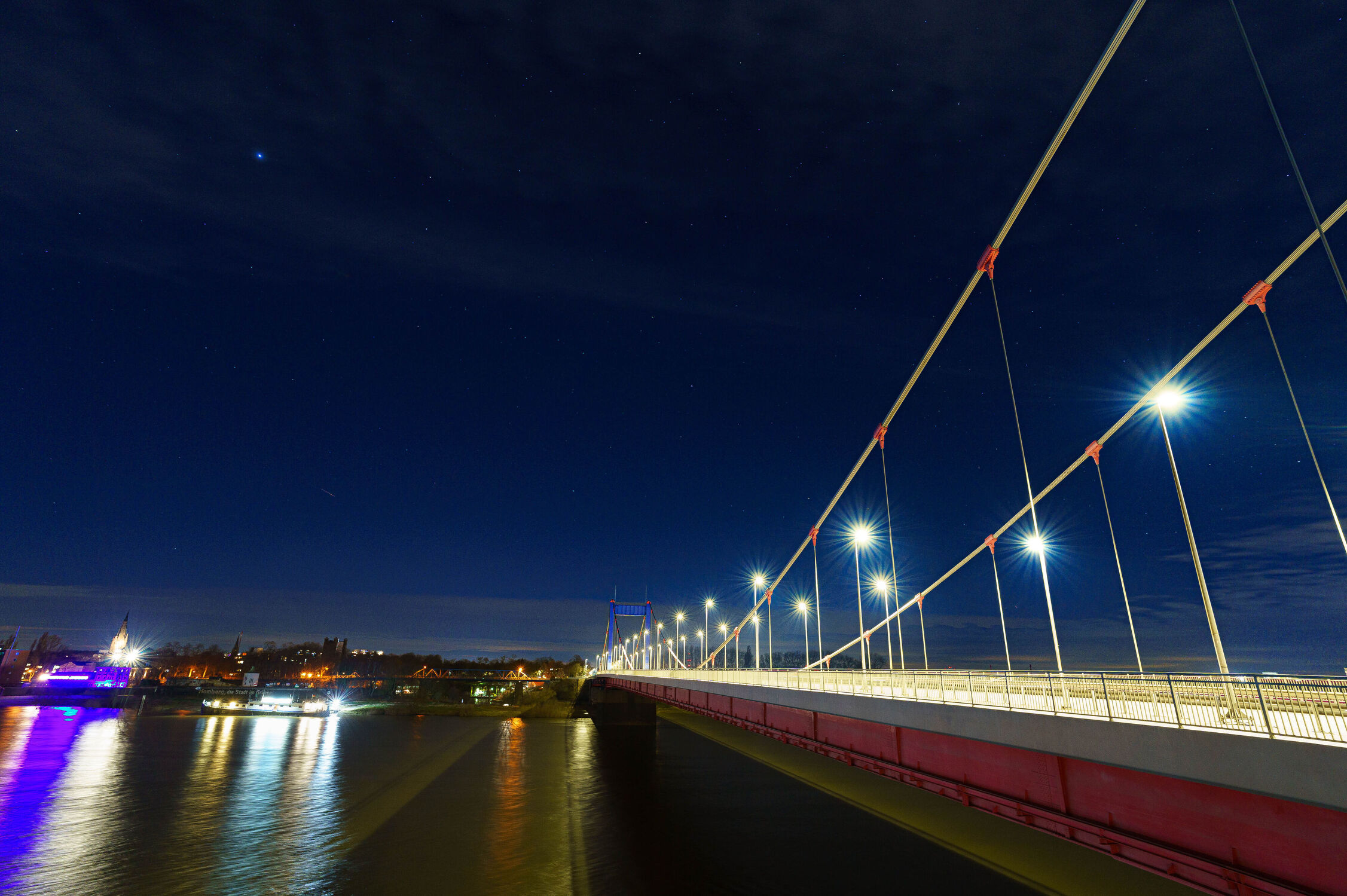 Bild mit Strasse, Brücke, Duisburg, Nacht, Laternen, Lichter, Nachthimmel, Sonnenstern, Ruhrgebiet, lichterschein