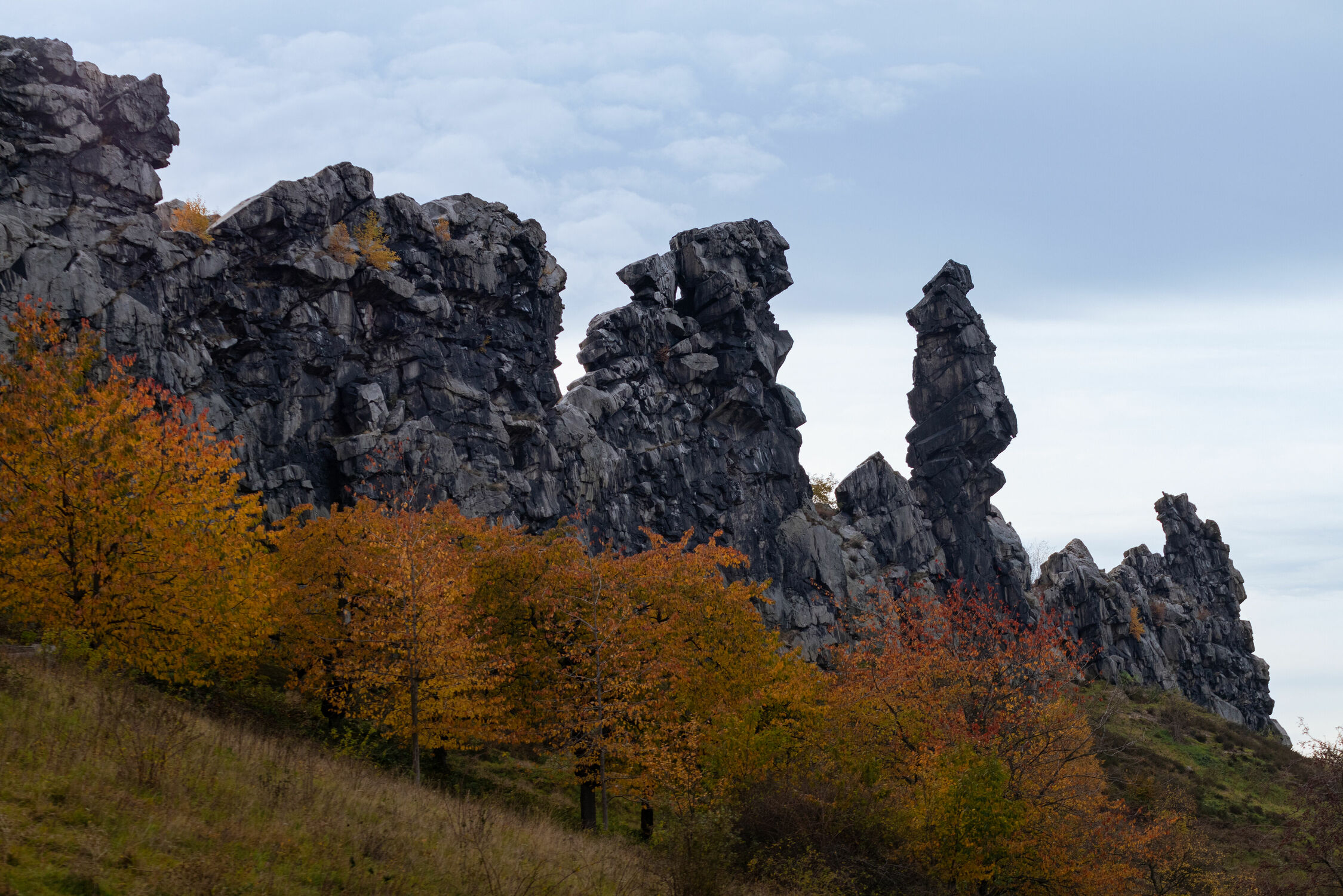 Bild mit Landschaften, Felsen, Herbst, Herbstblätter, Harz, Naturfotografie, Teufelsmauer