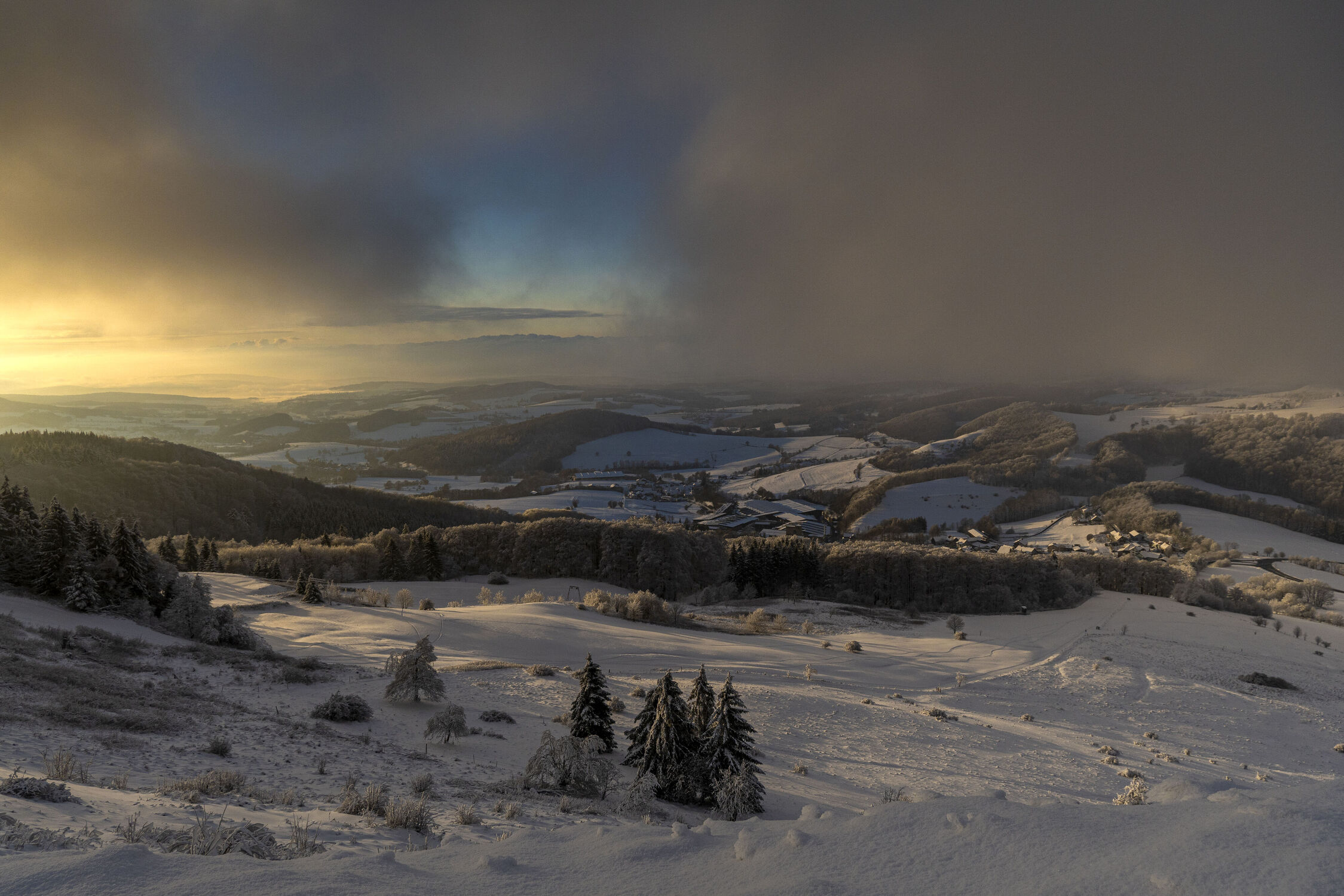 Bild mit Winter, Schnee, Sonnenuntergang, Panorama, Landschaft, winterlandschaft, Abendstimmung, Rhön, Wasserkuppe