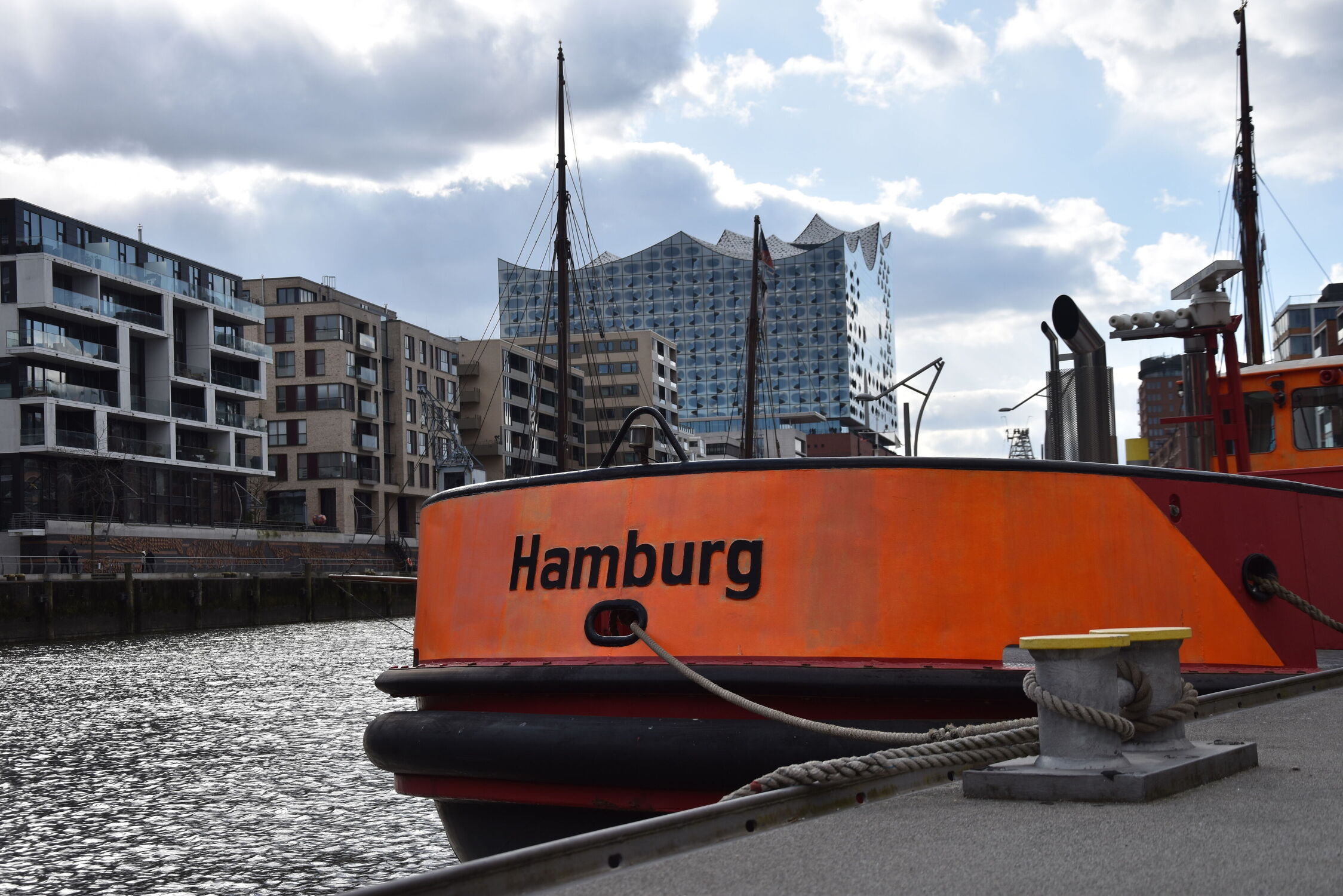 Bild mit Architektur, Staedte und Architektur, Elbe, Hamburg, Elbphilharmonie, hafencity, Feuwerwehrschiff, Traditionsschiffhafen, Sandtorhafen