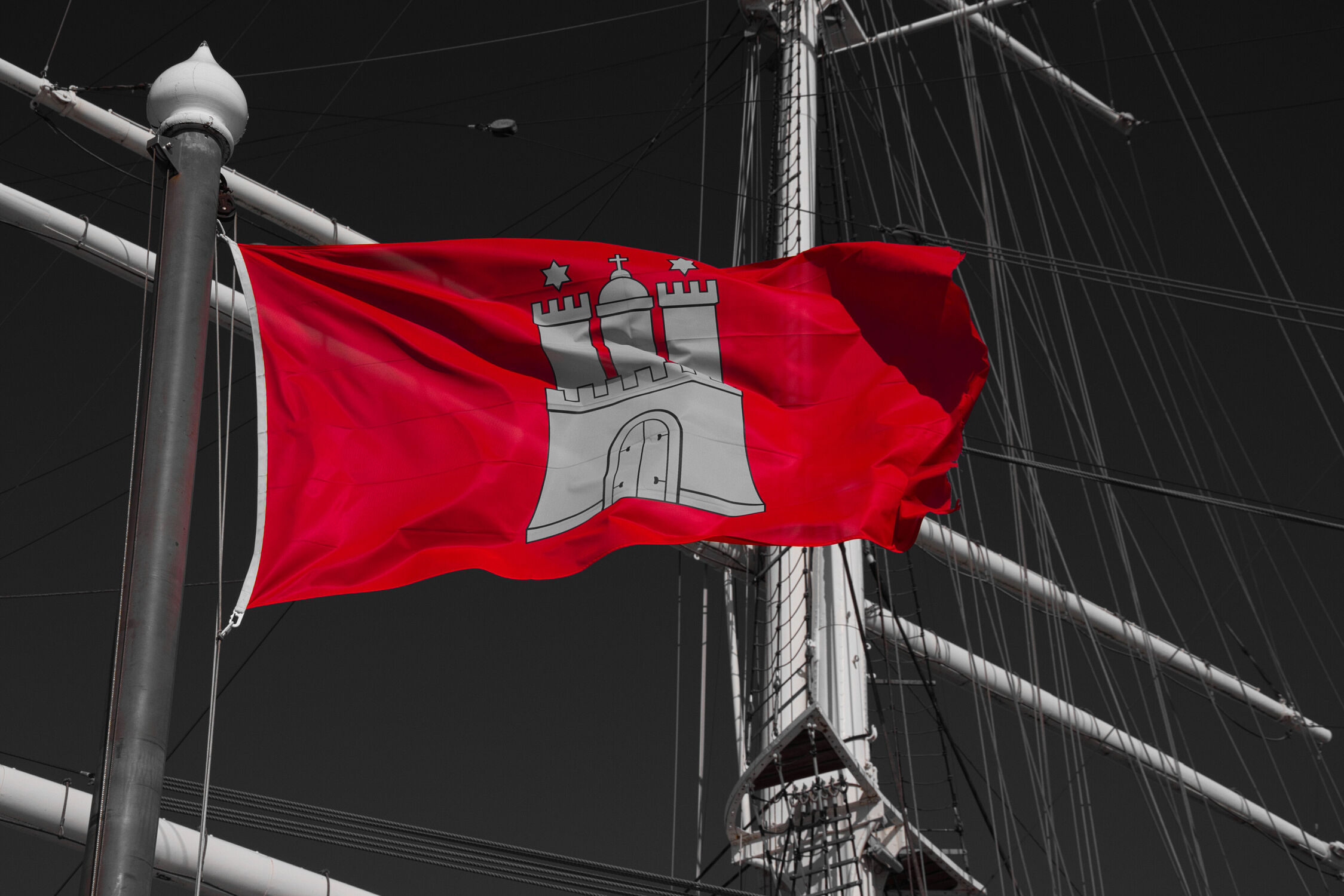 Bild mit Rot, Schiff, Segelschiff, schwarz & weiss, Wind, Hamburg, fahne, wappen