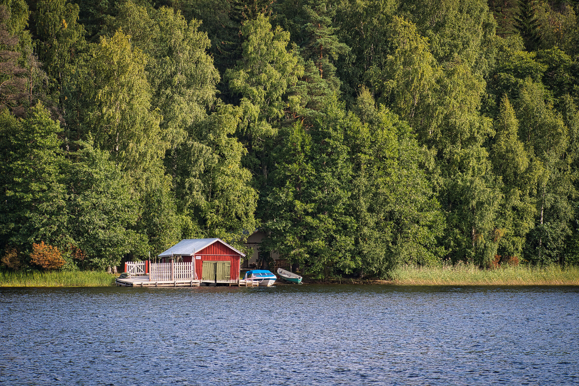Bild mit Grün, Bäume, Seen, Blau, Wald, Boote, Haus, Bootsanleger, Bootshaus, Finnland