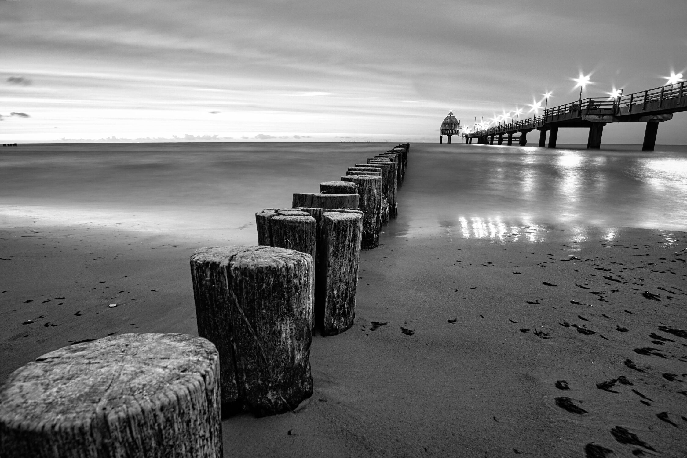 Bild mit Strand, Ostsee, Meer, Seebrücke, schwarz & weiss, Black and White, Zingst, Ebbe