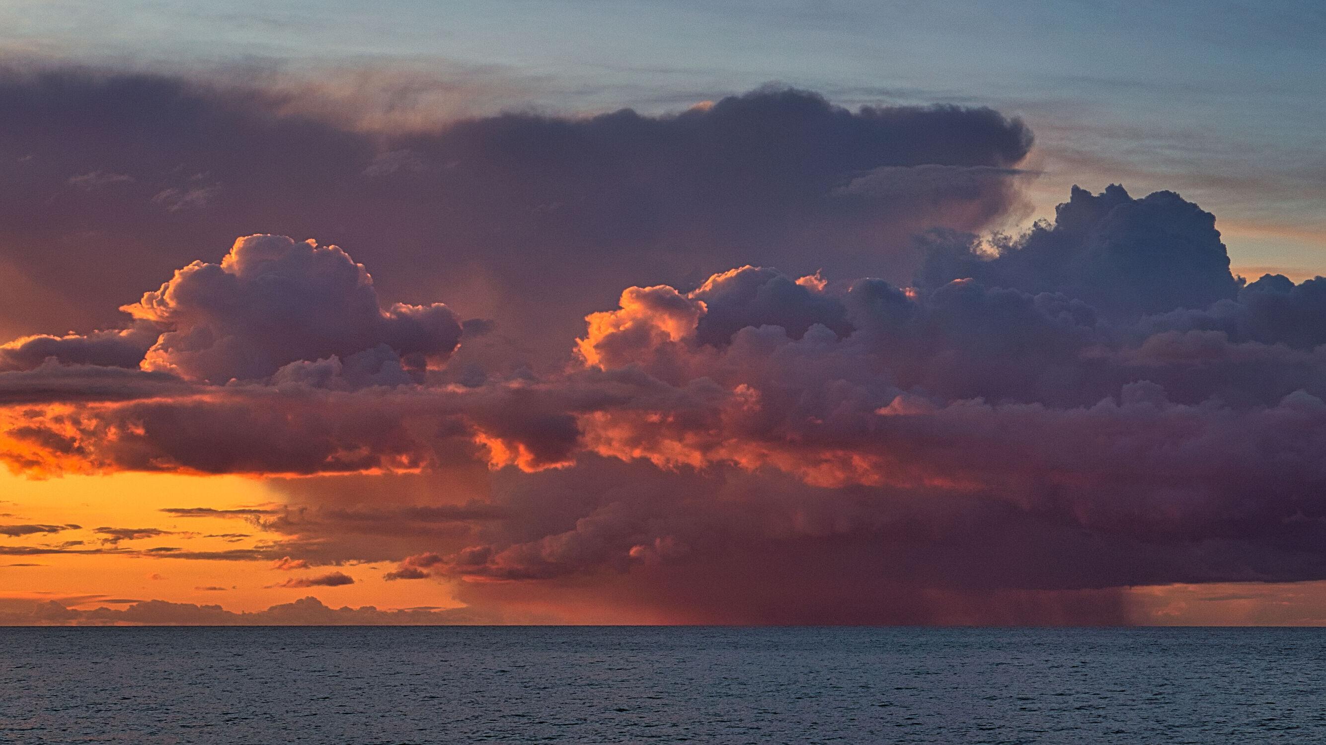 Bild mit Himmel, Sonnenuntergang, Feuer, Strand, Ostsee, FARBE, sturm, Regenwolken, Gewitterwolken, dramatisch