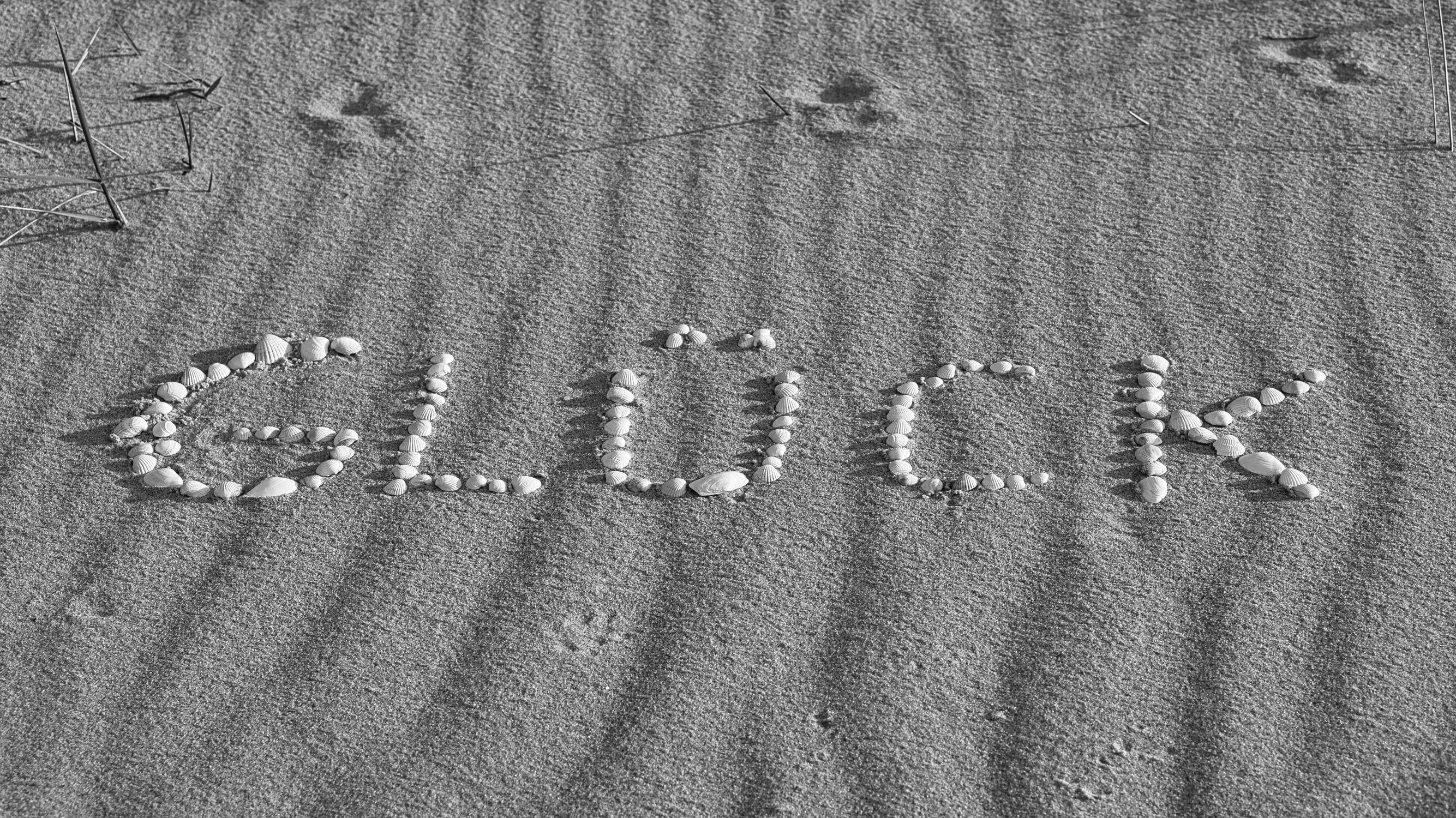 Bild mit Weiß, Sand, Schwarz, Strand, Ostsee, Meer, Muscheln, Symbol Glück, Glück, Wünsche