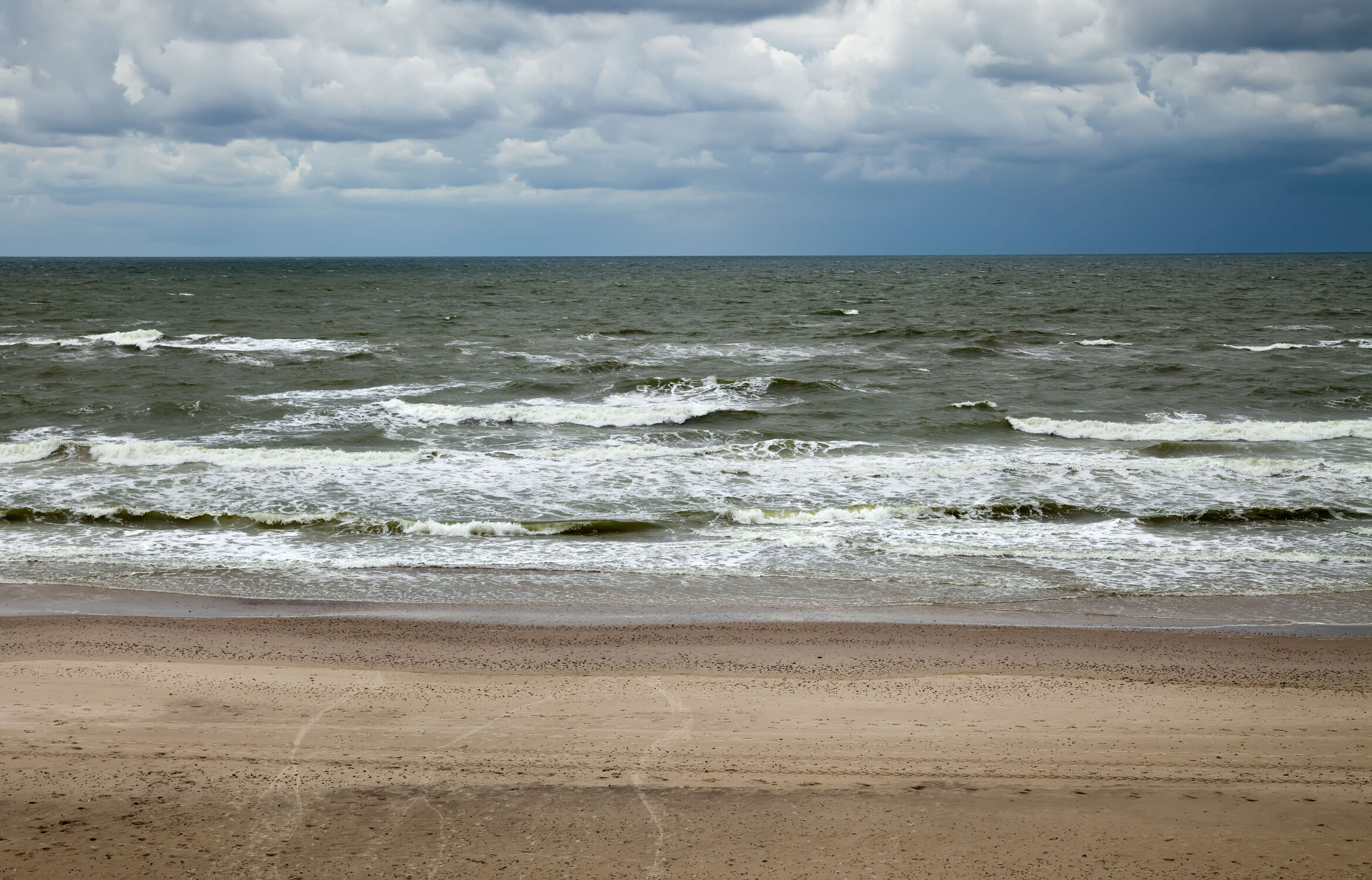 Bild mit Wasser, Wolken, Wellen, Sand, Strand, Meer, Gewitter, Regen, sturm, Unwetter
