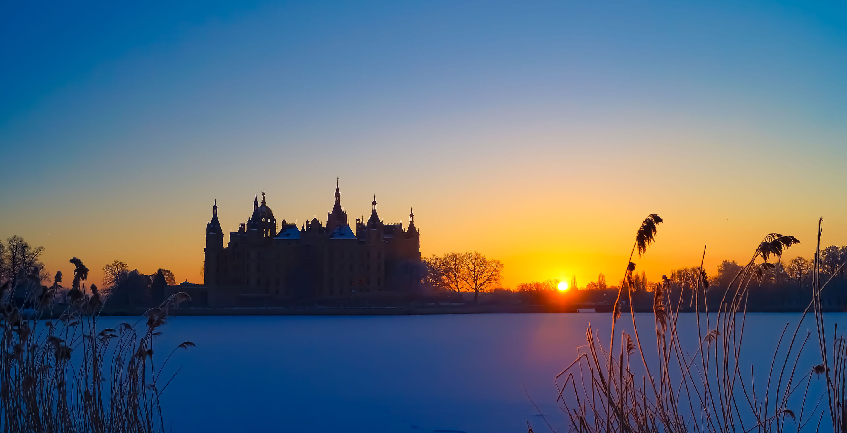 Bild mit Himmel, Winter, Schnee, Sonnenuntergang, Schloss, Burg, See, Schwerin