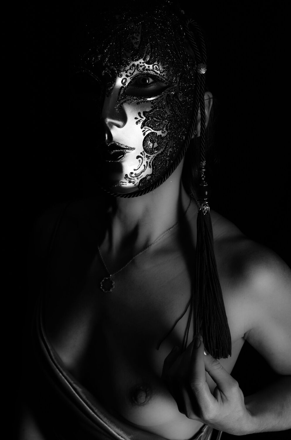 Bild mit Erotik, Teilakt, Brüste, geheimnisvoll, Maske, Venezianische Maske, Erotische Fotografie, Versteckter Akt, Busen, Maskiert