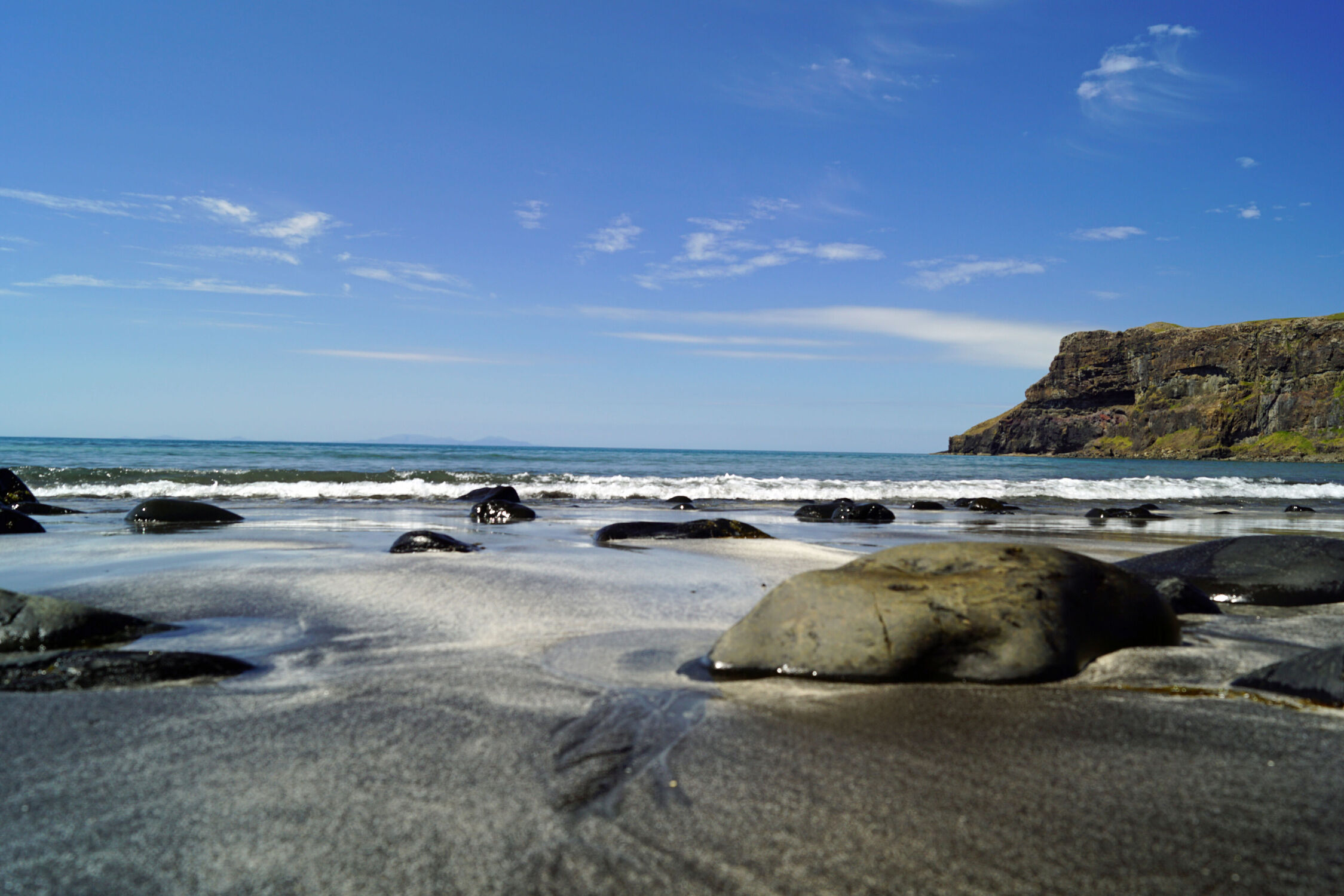 Bild mit Strand, Landschaft, Steine, Blauer Himmel, Schottland, ozean, Isle of Skye, Talisker