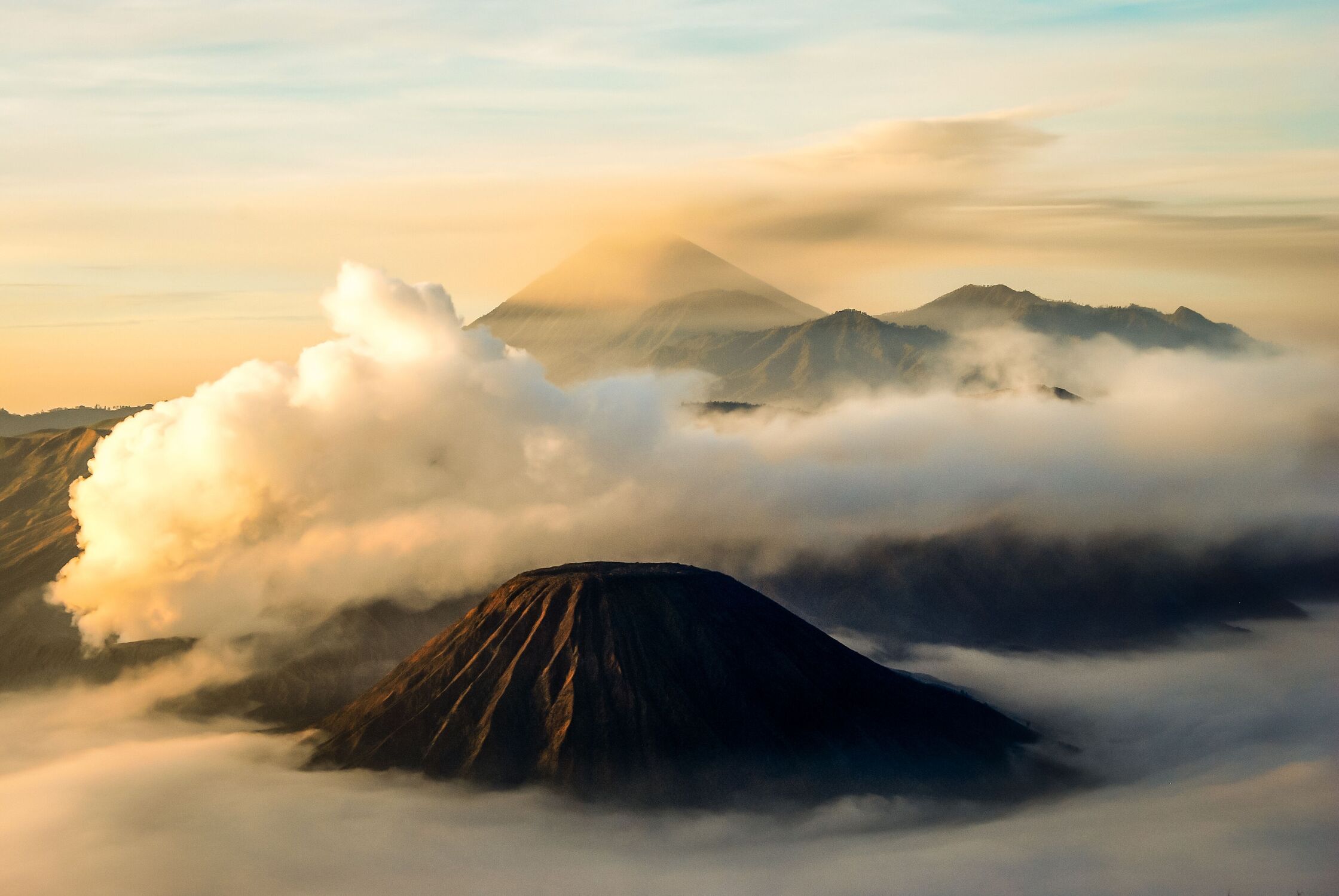 Bild mit Berge, Sonnenaufgang, Landschaft, Dampf, Vulkane, Indonesien, java, mount bromo, bromo