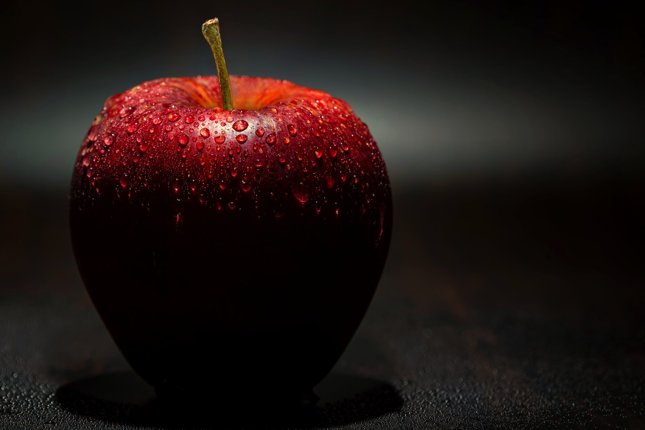 Bild mit Natur, Rot, nasser Apfel, Obst, Makro, Wassertropfen, Apfel, GESUND, nahaufnahme, hintergrund dunkel