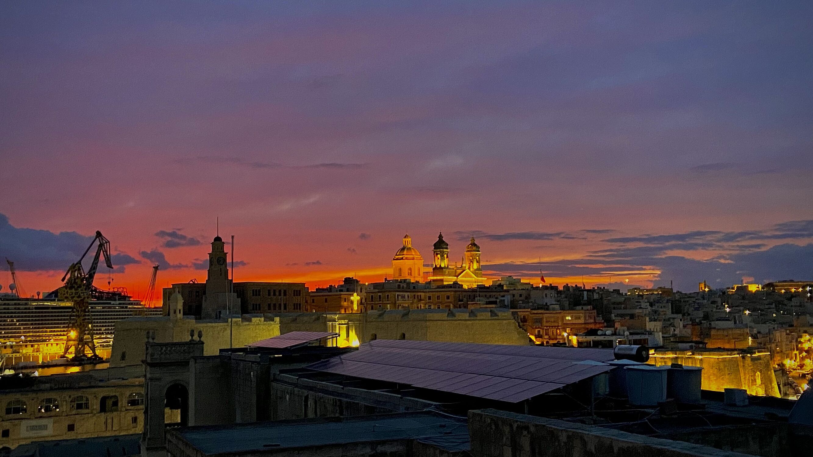 Bild mit Sonnenuntergang, Sonne, Hafenstadt, Stadt, Malta, Nachtleben