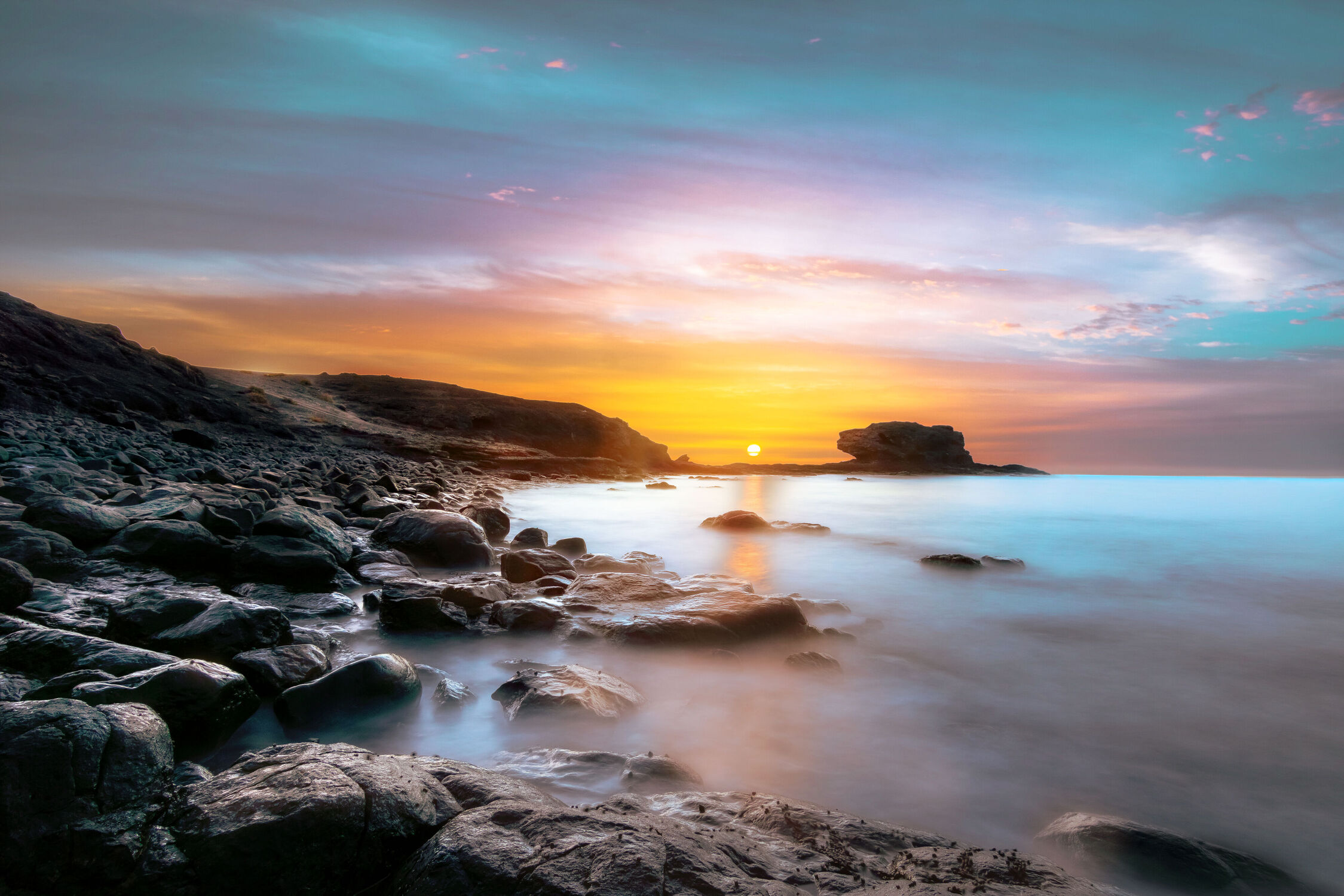 Bild mit Küsten und Ufer, Meere, Sonnenuntergang, Sonnenaufgang, Morgenrot, Steine, Langzeitbelichtung, Fuerteventura, Kanarische Inseln