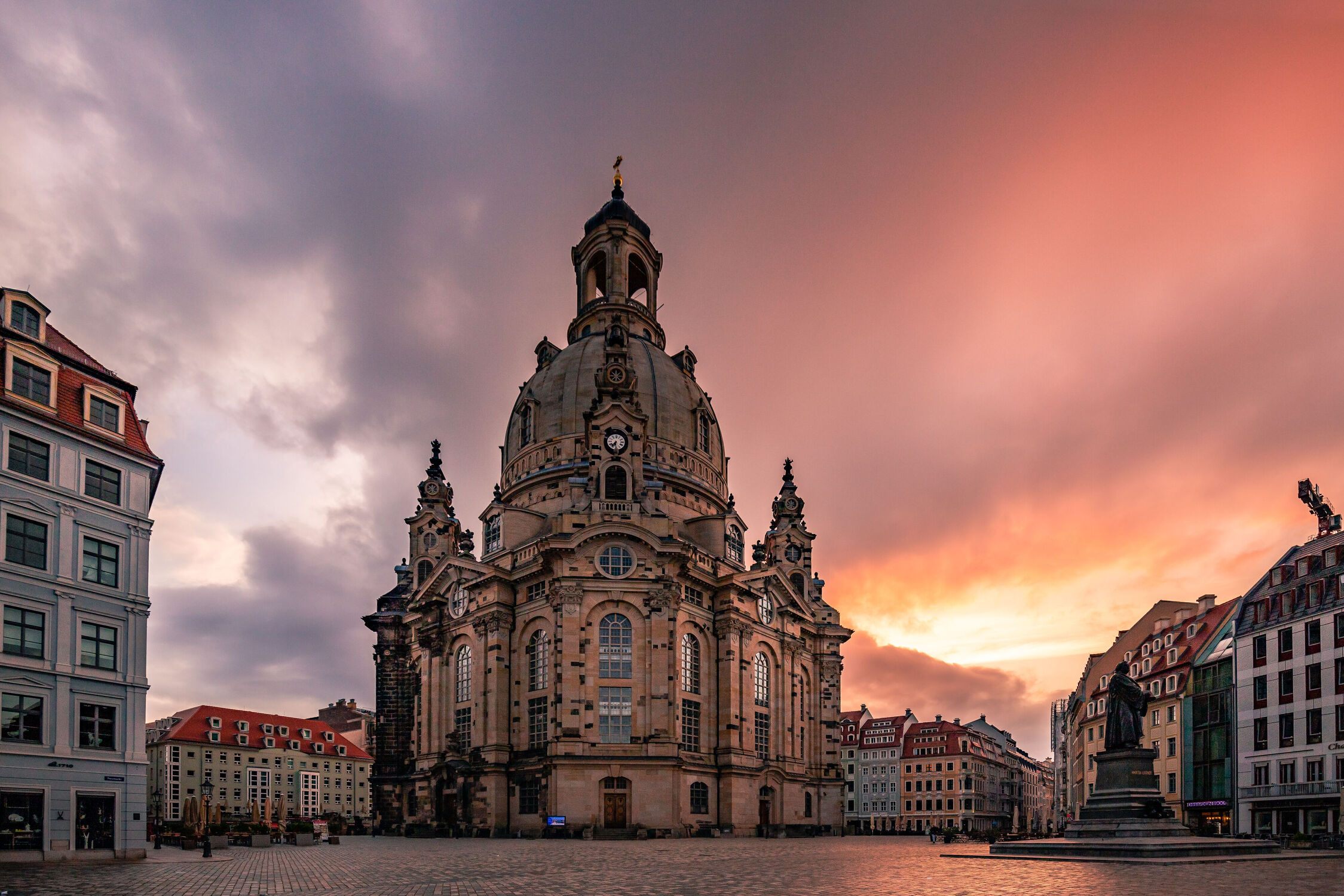 Bild mit Wolken, Sonnenaufgang, Wolkenhimmel, Stadt, Dresden, Dresdner Frauenkirche, Kirche, historische Altstadt, Platz