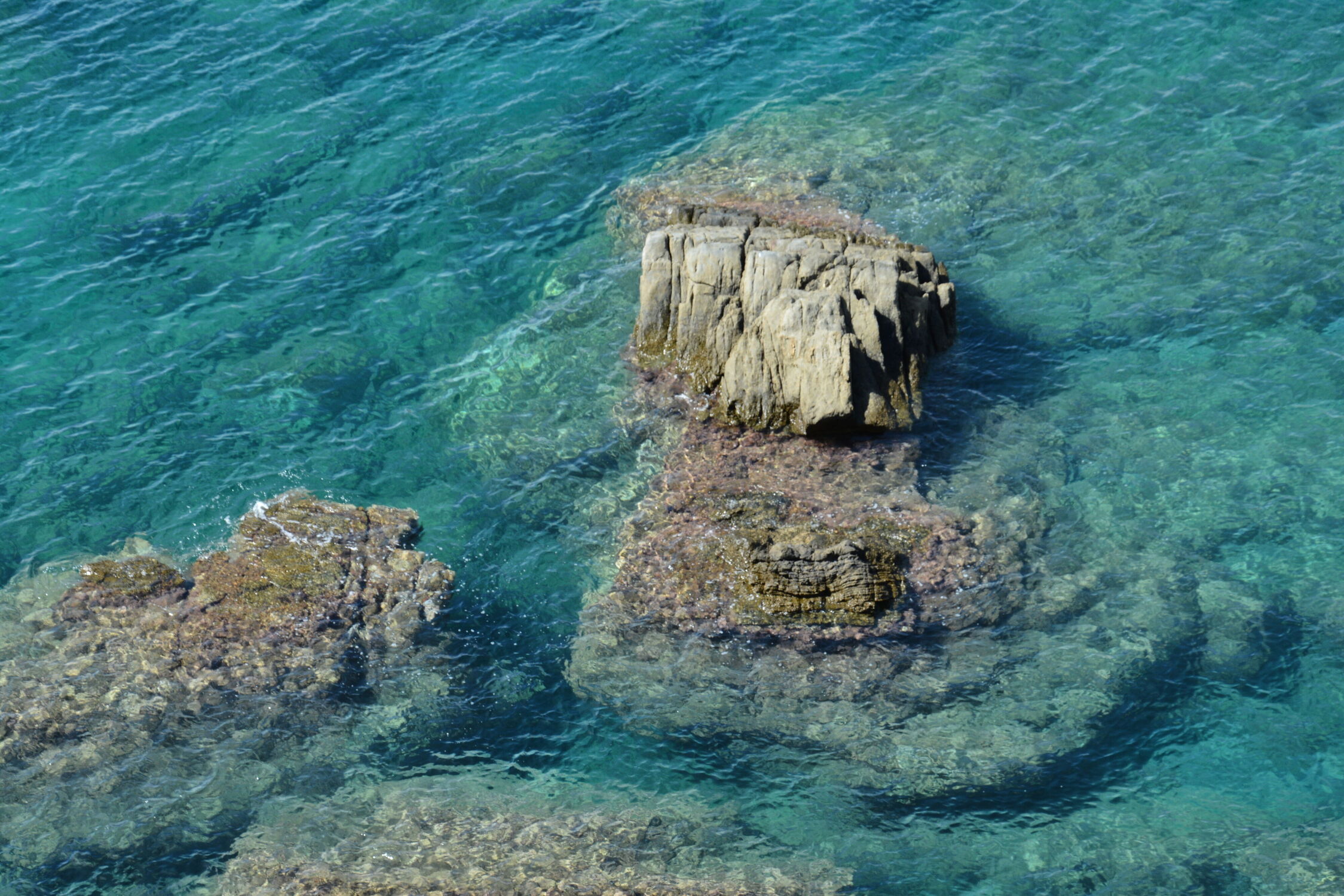 Bild mit Mittelmeer, Steine, Blaues Wasser, Sehnsucht nach Meer, sinnlich, Türkisblau, Beruhigend, türkisblaues Wasser