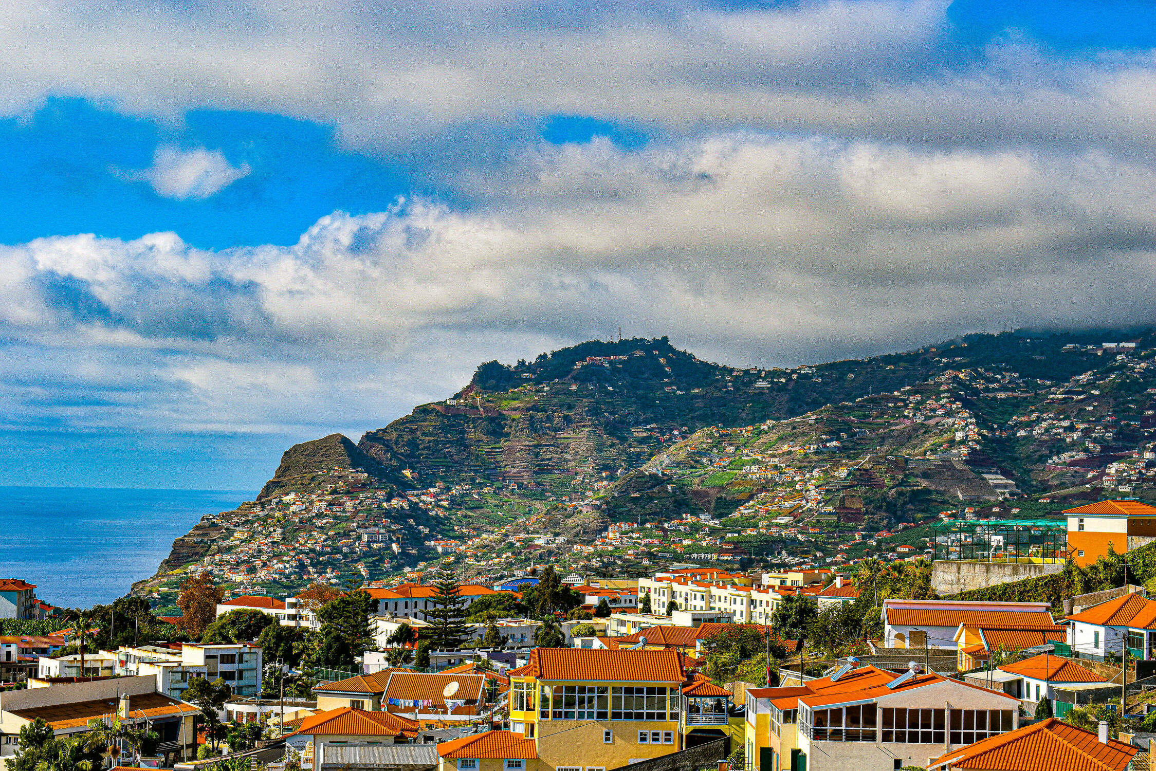 Bild mit Menschen, Berge, Landschaft, Stadt, Leben, Dach, Madeira, Kanaren, blumeninsel, funchal