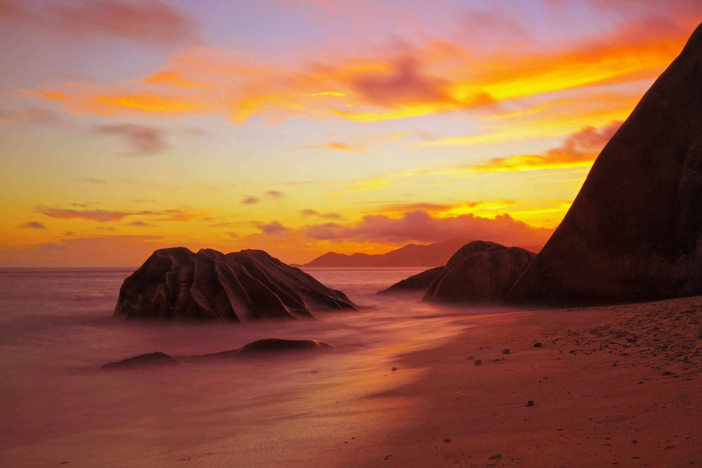 Bild mit Natur, Felsen, Sand, Sonnenuntergang, Strand, Paradies, Sonnenuntergang/Sonnenaufgang, la digue, Seychellen