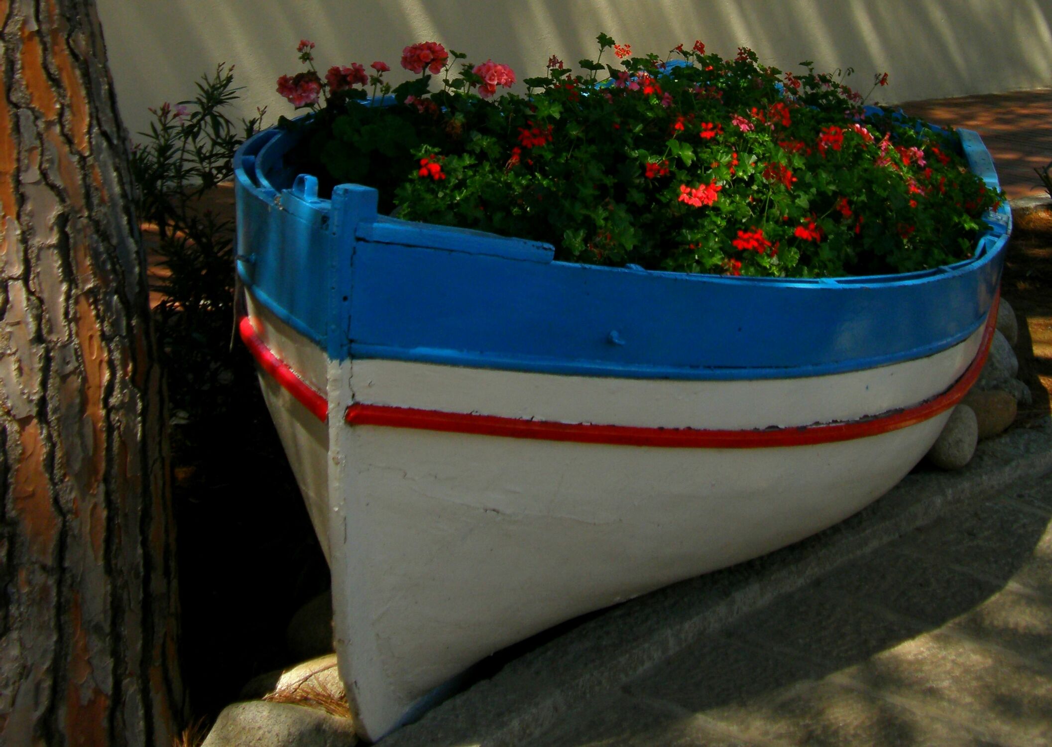Bild mit Blumen, Boote