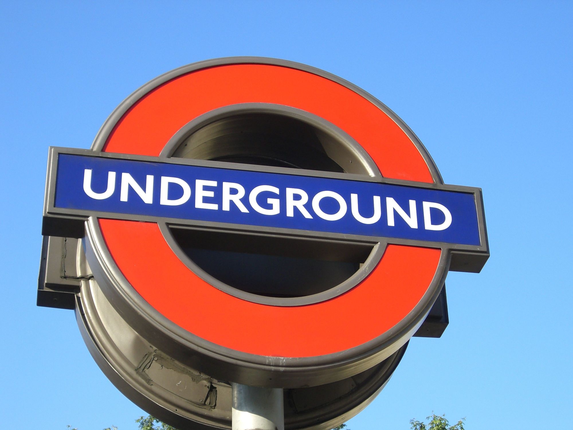 Bild mit Städte, London, Stadt, City, Verkehr, Stadtleben, Bahnen, Grossstadt, traffic, London Underground, Underground sign