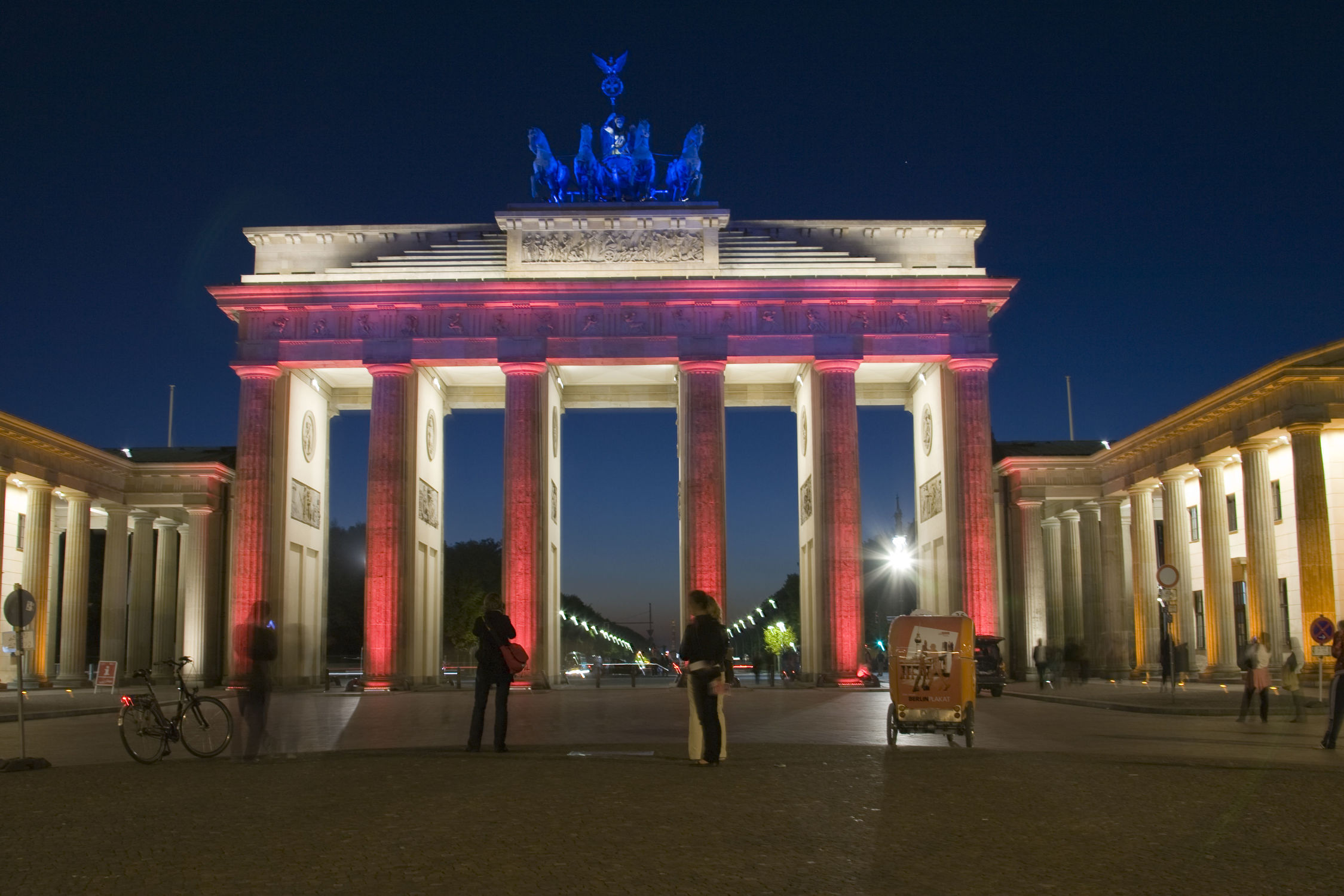Bild mit Wahrzeichen, Berlin, Städte Landschaften, Brandenburger Tor, Pariser Platz, Nacht, Lichteffekt, Farbenspiel
