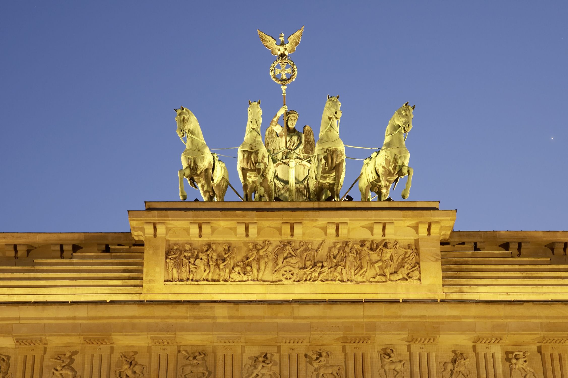 Bild mit Wahrzeichen, Berlin, Städte Landschaften, Brandenburger Tor, Pariser Platz, Nacht, Lichteffekt, Farbenspiel, Quadriga