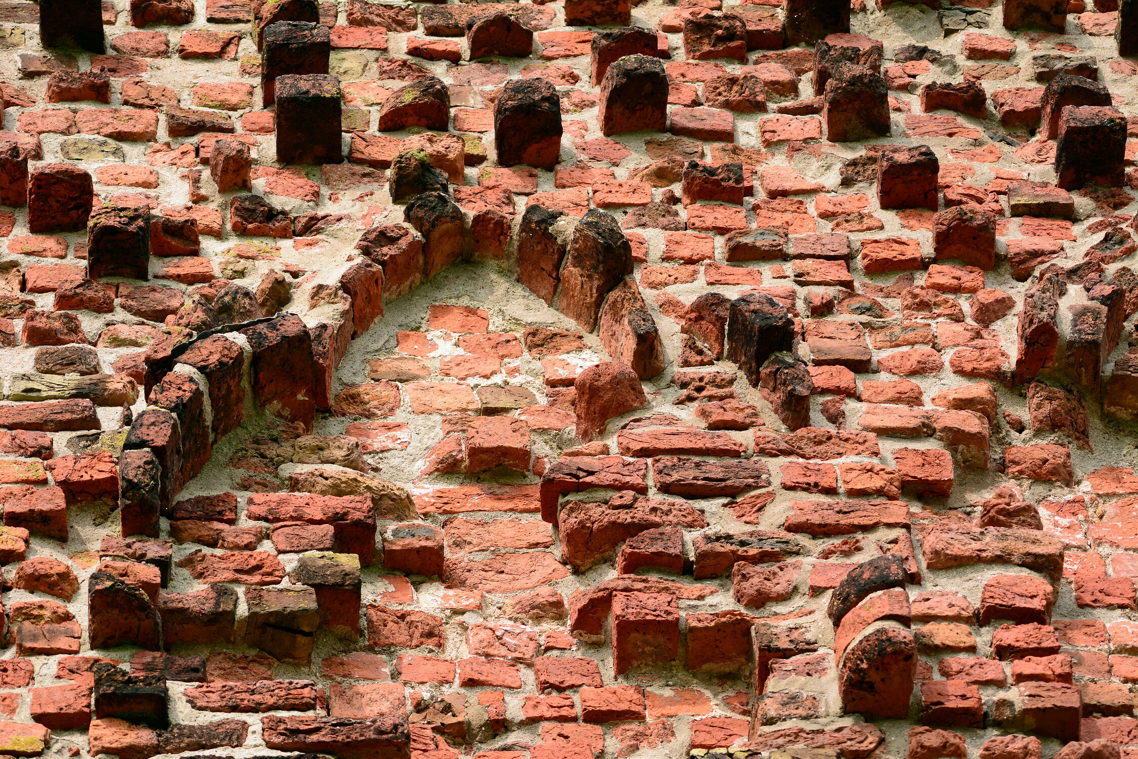 Bild mit Steine, rustikal, Kirche, turm, Pellworm, Alte_Kirche, Muschelkalk, Turmwand, Rotbacksteine