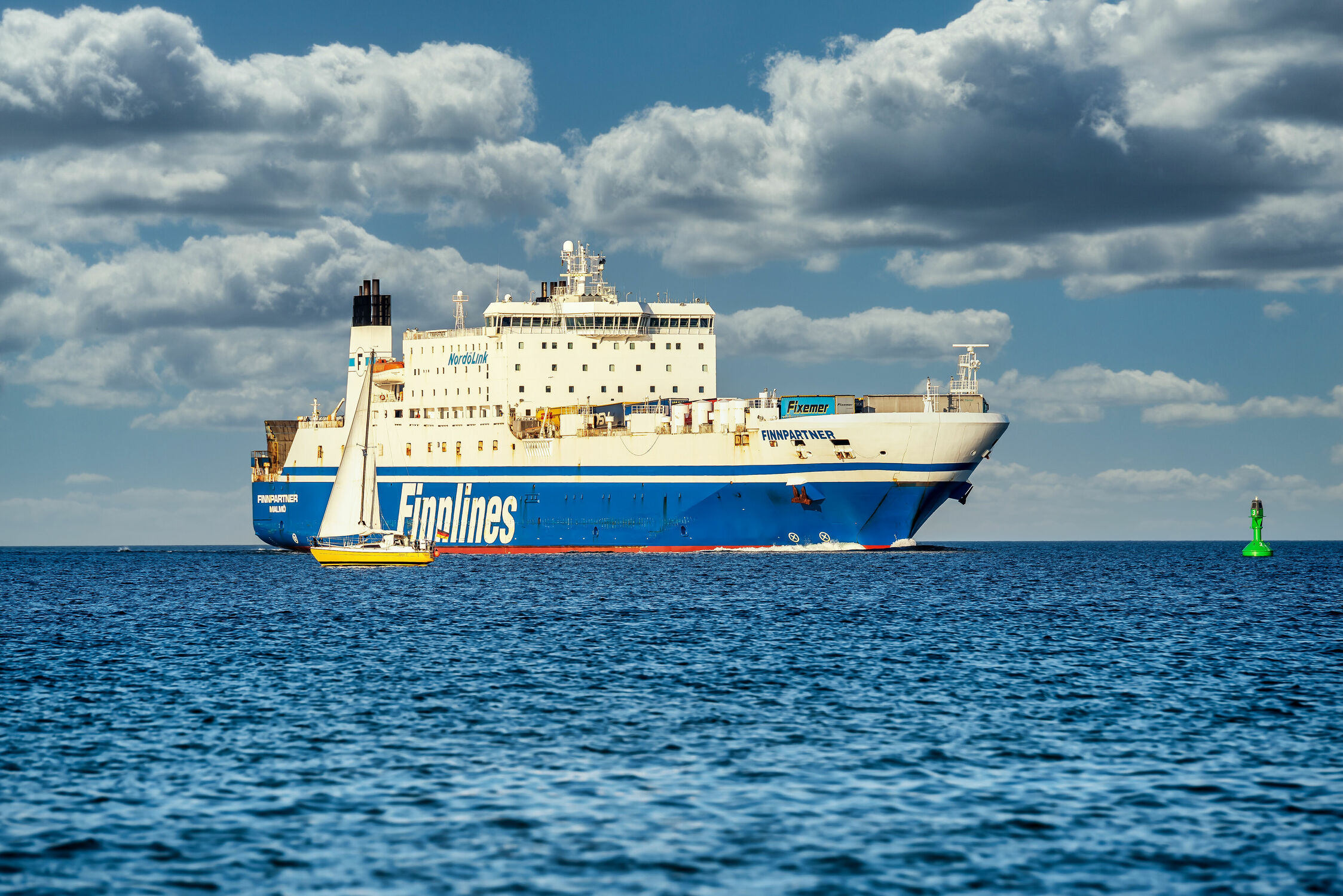 Bild mit Wasser, Wellen, Transport, Sonne, Segelboot, Ostsee, Meer, Wind, Segler, Containerfrachter