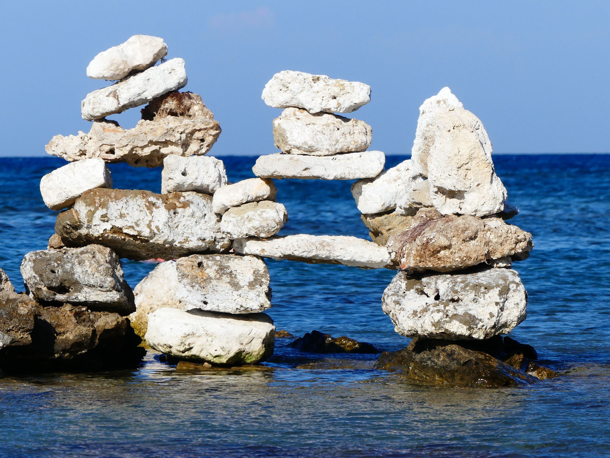 Bild mit Meer, Mittelmeer, gestapelte Steine, Griechenland