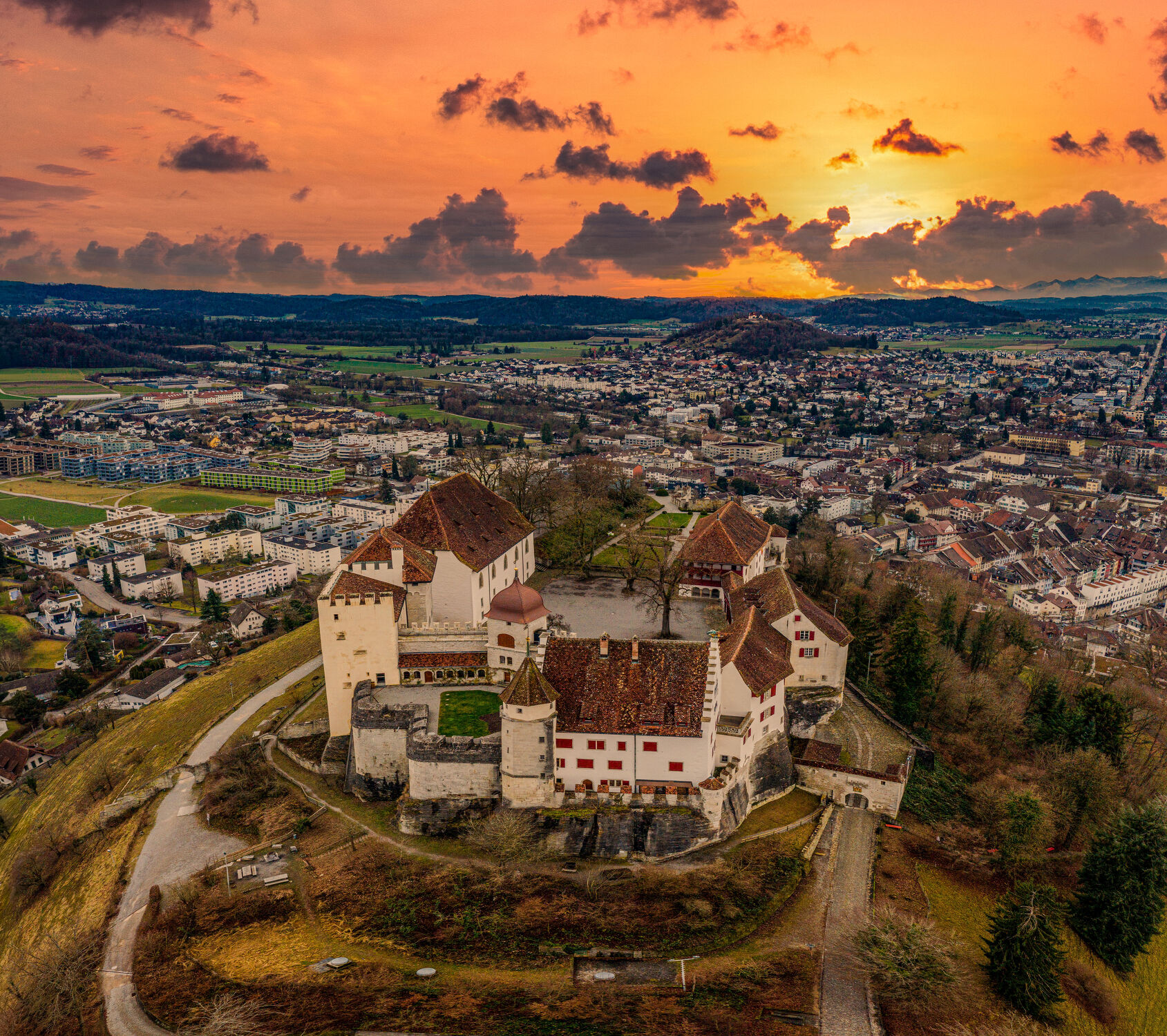 Bild mit Sonnenuntergang, Abendrot, Schlösser und Burgen, Wolkenhimmel, Drohnen, Lenzburg