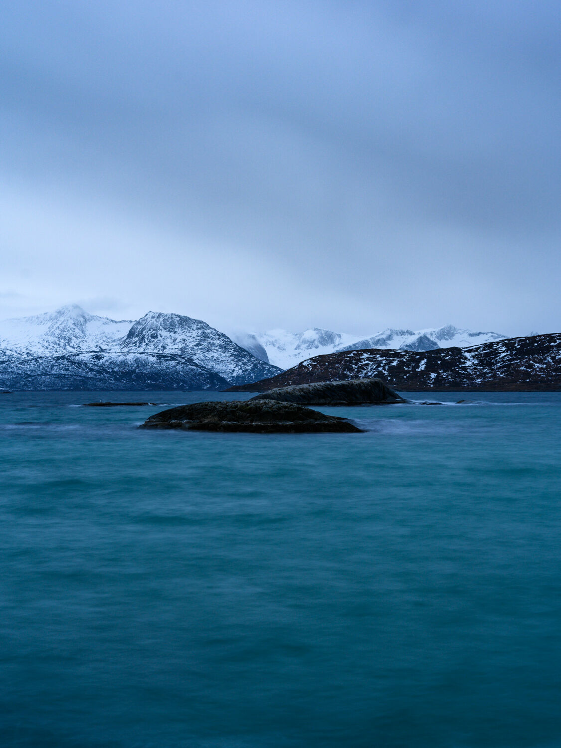 Bild mit Landschaften, Winter, Schnee, Blau, Kobaltblau, Meer, Norwegen, Akrtis