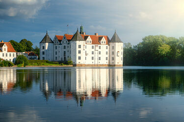 Bild mit Sommer, Schloss, Burg, Blauer Himmel, See, Spiegelung, Norddeutschland, Flensburg, Tag, Schloss Glücksburg