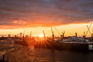 Bild mit Wasser, Wolken, Sonnenaufgang, Schiffe, Häfen, Stadtbild, Skyline, Hamburg