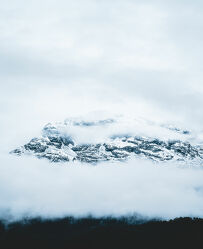 Die Hänge der Berge im Nebel