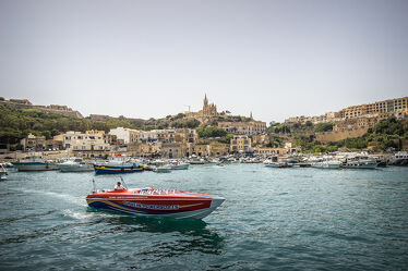Bild mit Sommer, Meerblick, Meer, Hafenstadt, Boote, Sonnen Himmel, Kirche, Stadtansichten, Bootshafen, Insel Gozo