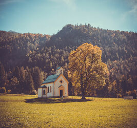 Bild mit Berge, Herbst, Tirol, Waldblick, Laubbaum, Kirche, Goldener Herbst, Herbststimmung