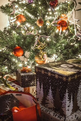 Bild mit Weihnachten, Weihnachtsbaum, Lichter, Tannenbaum, Weihnachtszeit, merry christmas, Geschenke, Sternchen, Weihnachtsgefühl