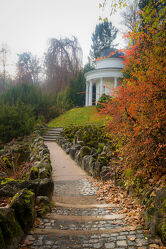 Bild mit Herbst, Steine, Herbststimmung, Pavillon, Laub, autumn, herbstfarben, autumncolors, Steinweg, und Nadelbäume