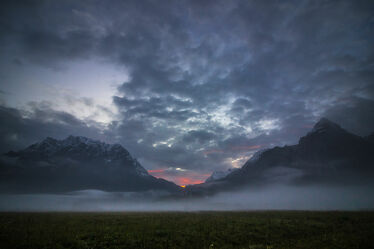 Bild mit Sonnenaufgang, Morgenrot, Alpenland, Morgenstimmung, sunrise, Morgenstunde, Frühmorgen, morgennebel, Gewitterwolken