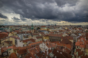 Bild mit Stadtansichten, Stadtbild, alte Häuser, Regenwolken, Gewitterwolken, Wolkenfront, cityscape, Prag, Häuserdächer