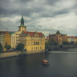 Bild mit Stadtansichten, Schifffahrt, Stadt Impressionen, Städtereisen, Hauptstadt, Holzboot, Regenwolken, Bootstouren, Flussufer, Prag