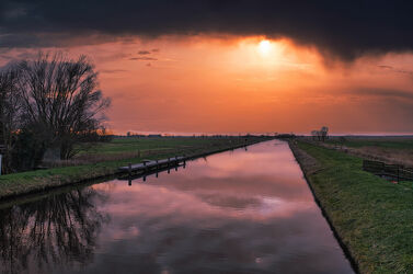 Bild mit Natur, Wasser, Wolken, Sonnenuntergang, Landschaft, Ostfriesland, Ems_Jade_Kanal, Deiche