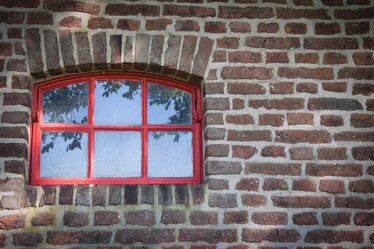 Bild mit Rot, Glas, Fenster, Baum, alte Ziegelwand, Spiegelung, Mauer, bauernhof